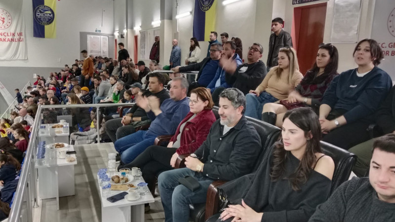 Gençay ile Polat maçı yan yana seyredince seyirci totem yapıyor.