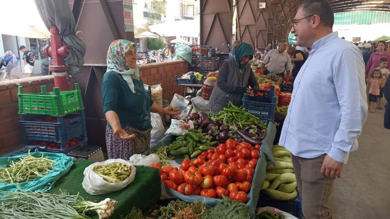 'SEBZE VE MEYVE FİYATLARI DÜŞECEK DİYE DİYE MİLLETİ SOYDULAR'