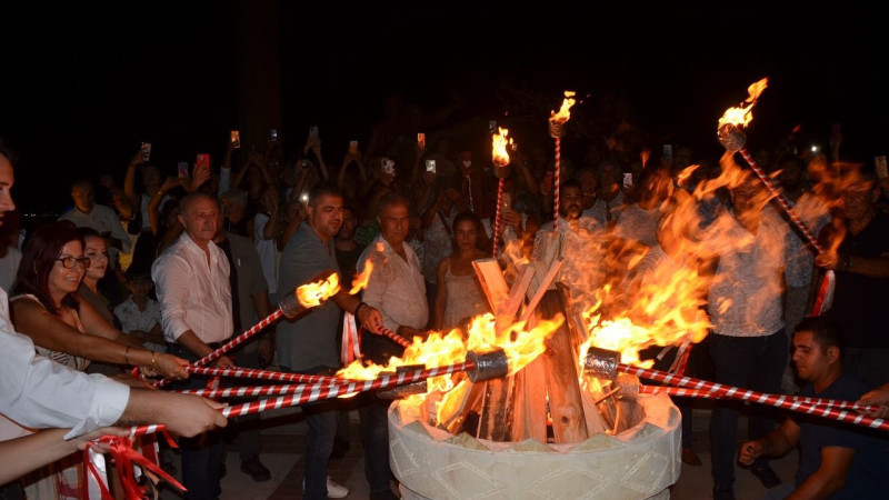 Barış meşalesi yakıldı, Necati ve Saykolar konseri düzenlendi 