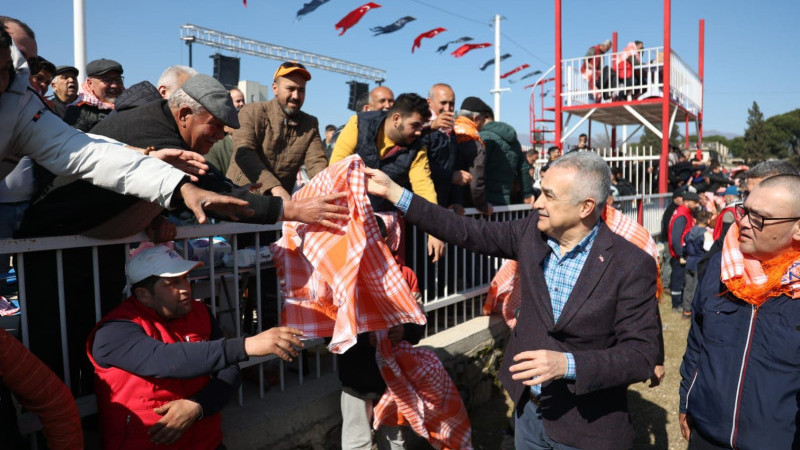 Mustafa Savaş, deve güreşinde yağlık dağıttı