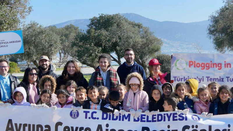 Uslu sitesindeki çöp ve atıkları öğrenciler topladı