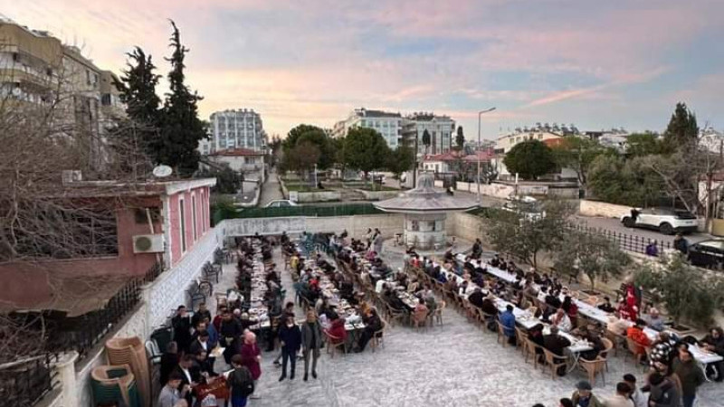 Didim'de genç iş insanları iftar sofrası kurdu