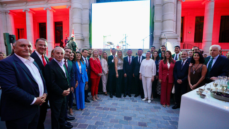 Ekrem İmamoğlu Paris’te ‘İstanbul Evi’ açtı