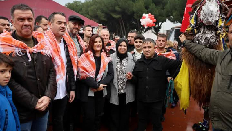 Aydın ilçesi Germencik'te deve güreşi heyecanı yaşanıyor