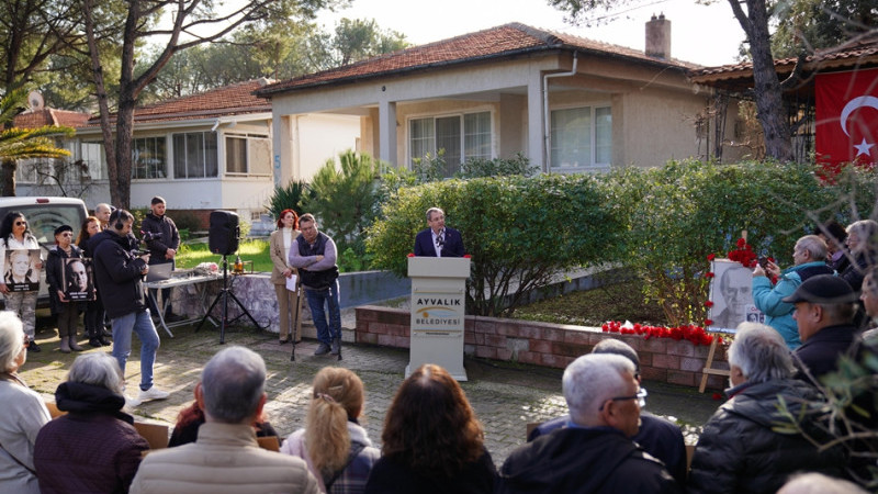 Uğur Mumcu'nun Ayvalık'taki evi karanfillere bezendi