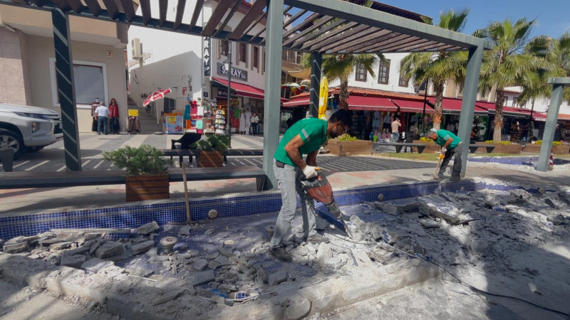 Kuşadası’nın turistik çarşılarına renkli dokunuş