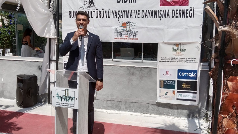 Bülbüller ötüyor seher vaktidir Gül bade içelim bahar vaktidir