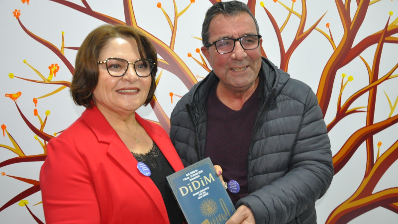 Başkan Gencay'a kitabımı imzalayıp takdim ettim