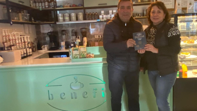 Filiz Çelik Hekimoğlu'na kitabımı Benefi Cafe'de imzaladım