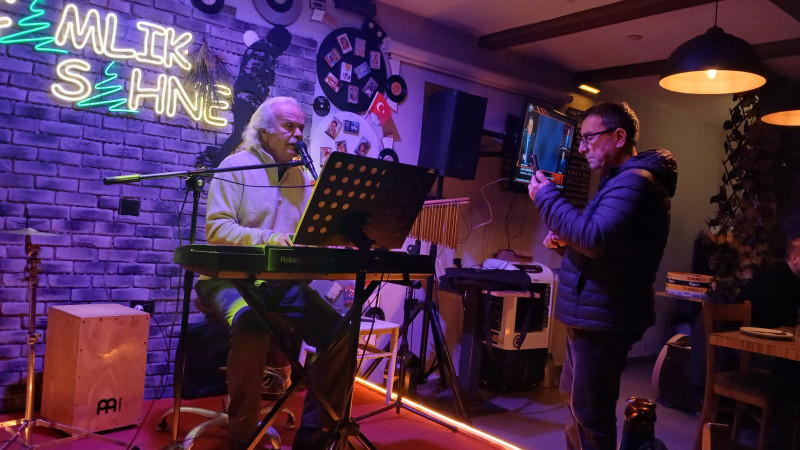 VİDEO HABER: Tek Tabanca: Aslan Oğuz – 80’lerin İzmir’inde Bir Piyano, Bir Adam, Bir Devir