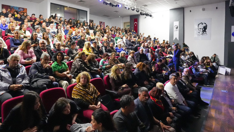 Nazan Kesal 'Yaralarım Aşktandır' oyununu Didim’de sergiledi 