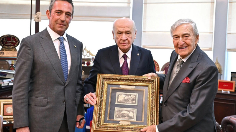 Baba oğul Koç'lar, Bahçeli'ye 'Bozkurtlu 5 Lira' hediye etti