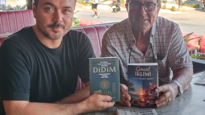 Ali Akçadağ'a Moon Lounge'da kitaplarımı takdim ettim