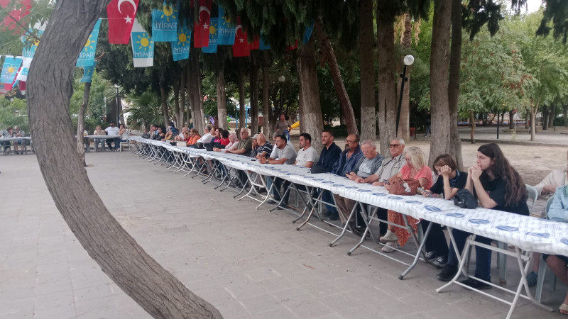 İYİ Parti Didim, Belediye Parkı’nda vatandaşlarla buluştu