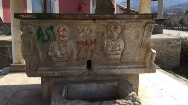 BU LAHİT YÜZYLLARDIR KÖY ÇEŞMESİ OLARAK KULLANILDI
