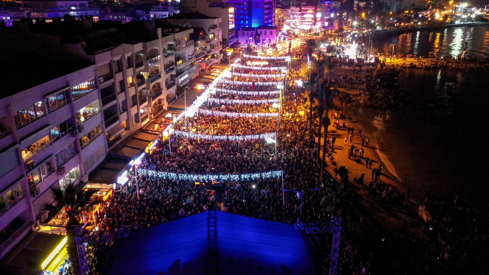 Kuşadası 2023'e Levent Yüksel ile girdi