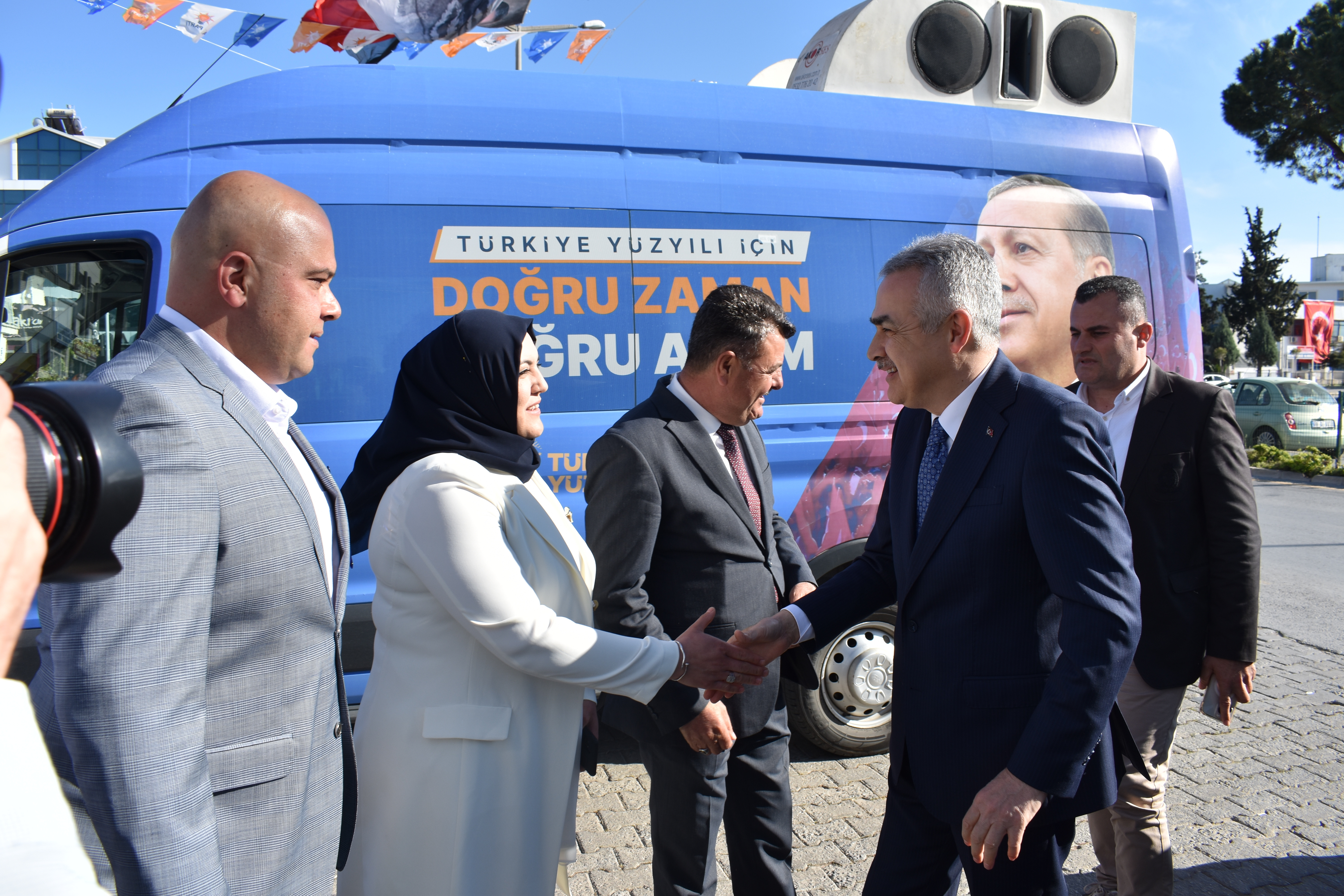 AK Parti Didim'deki bayramlaşmaya Mustafa Savaş da katıldı.