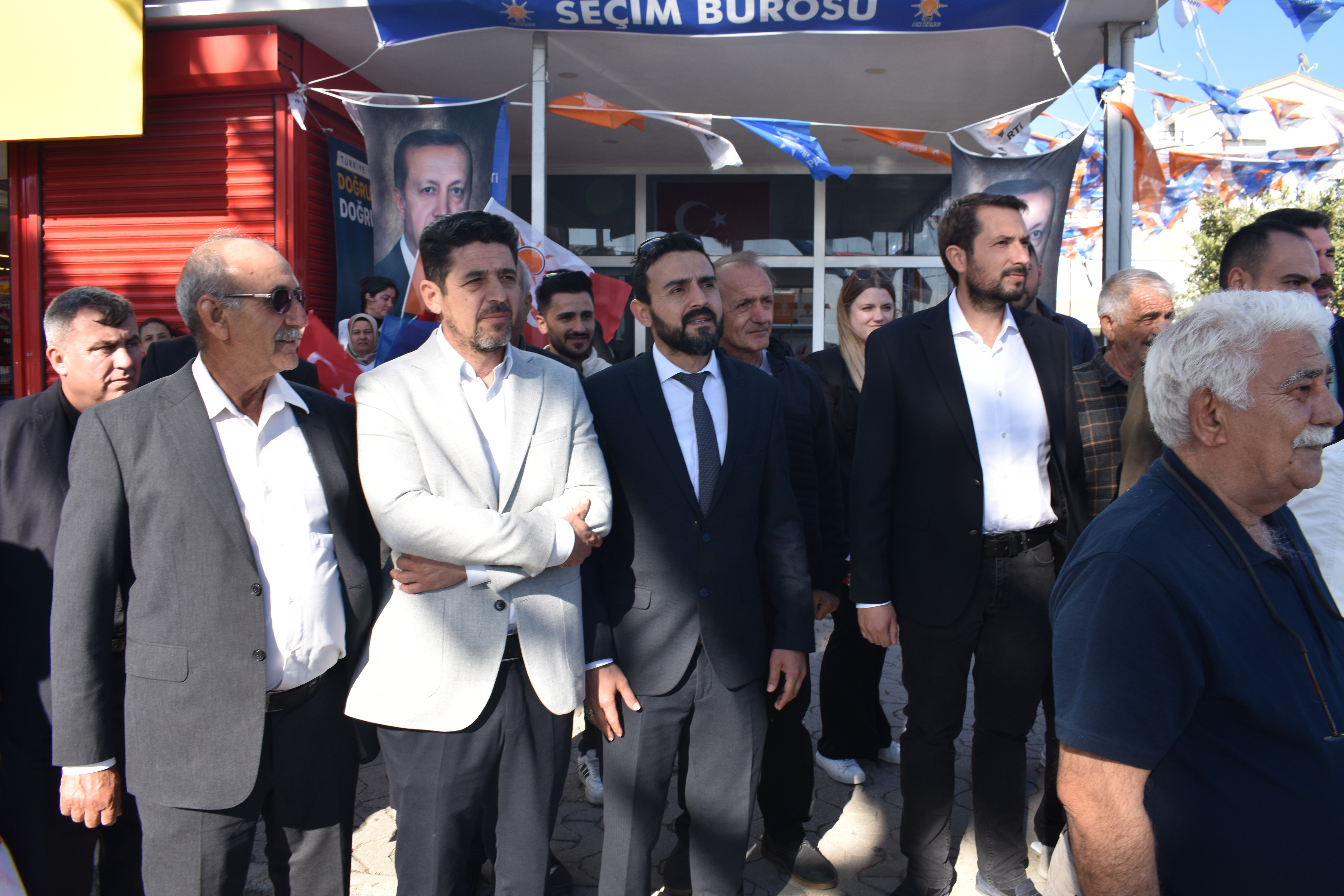 AK Parti Didim'deki bayramlaşmaya Mustafa Savaş da katıldı.