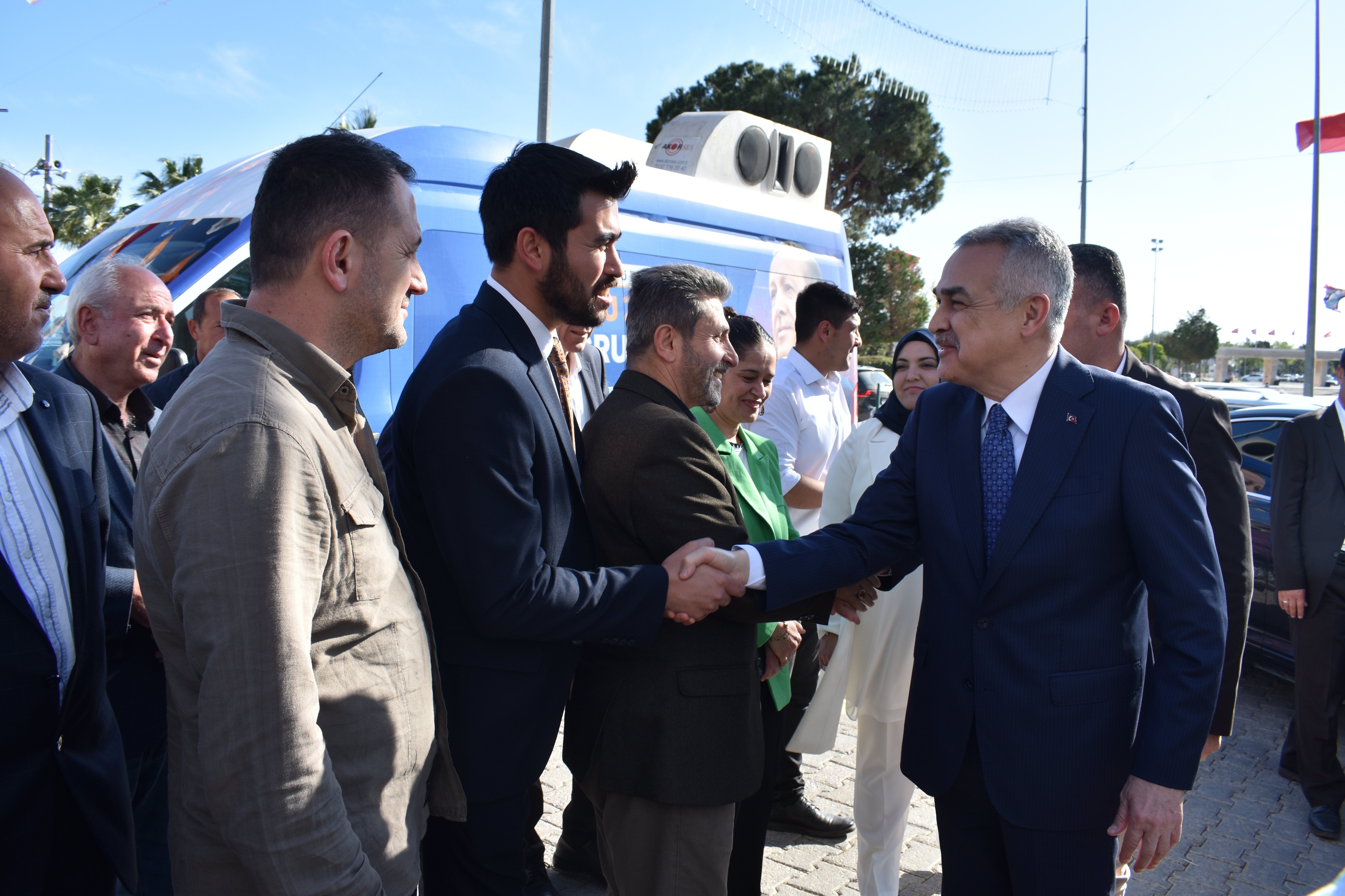 AK Parti Didim'deki bayramlaşmaya Mustafa Savaş da katıldı.