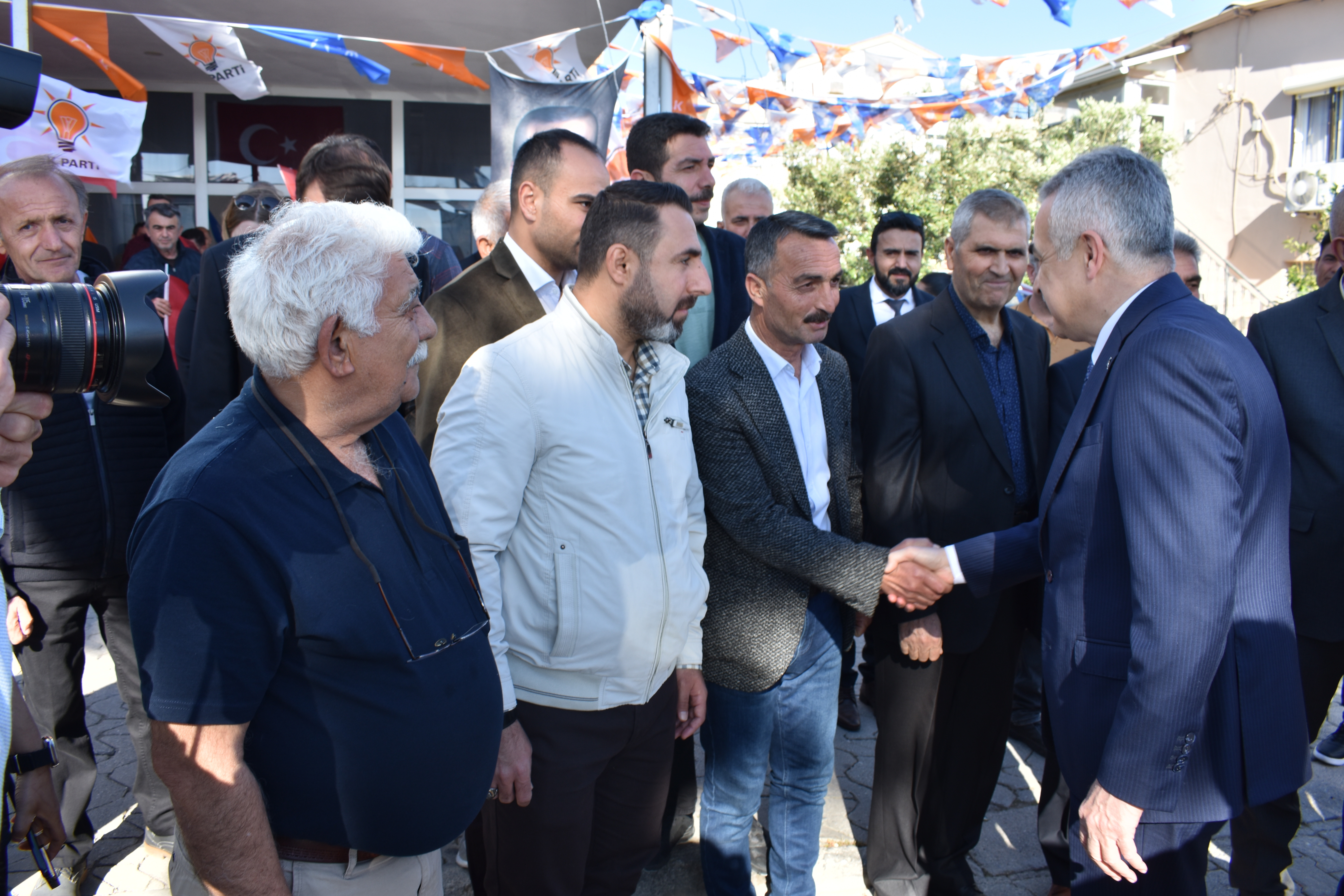 AK Parti Didim'deki bayramlaşmaya Mustafa Savaş da katıldı.