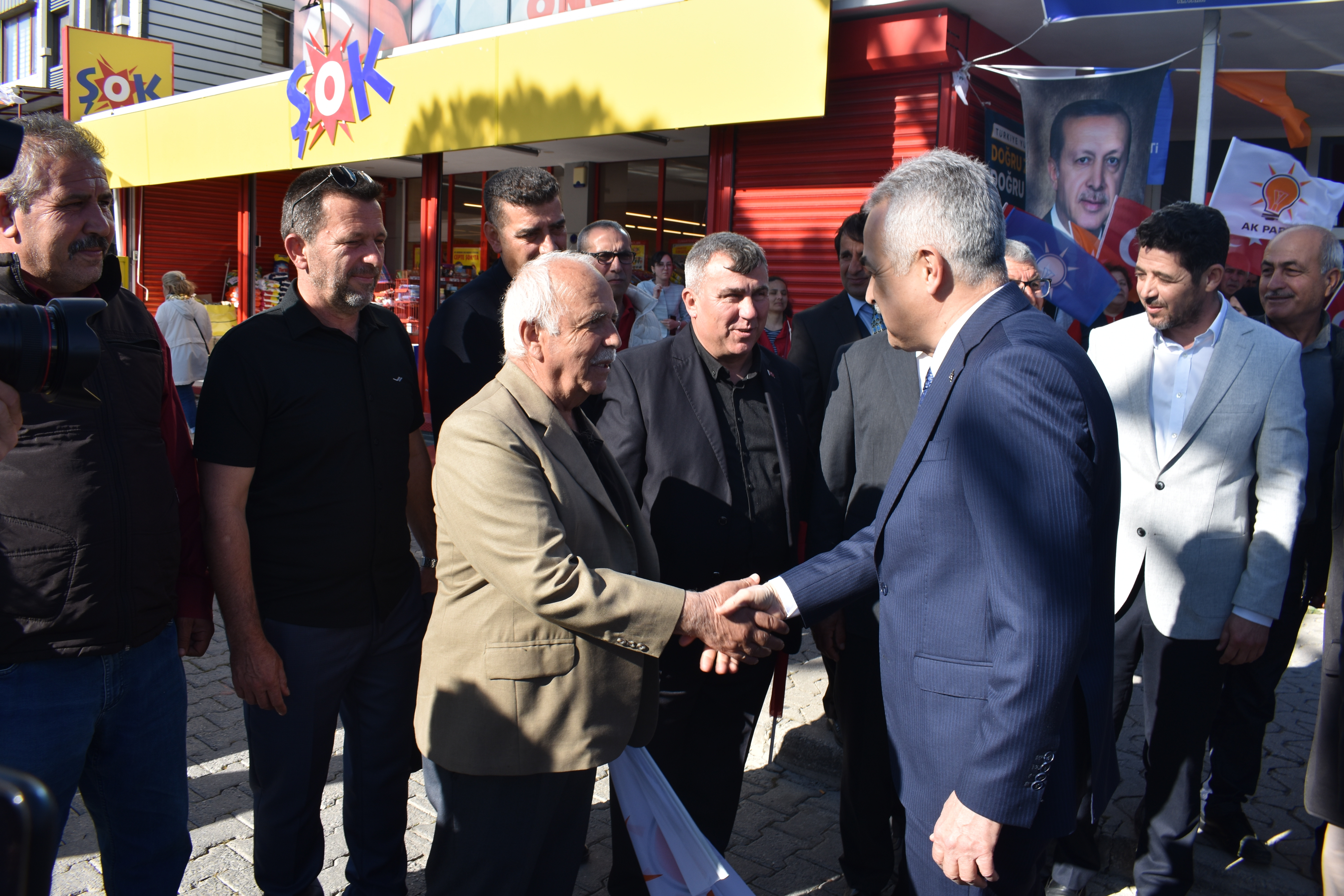 AK Parti Didim'deki bayramlaşmaya Mustafa Savaş da katıldı.