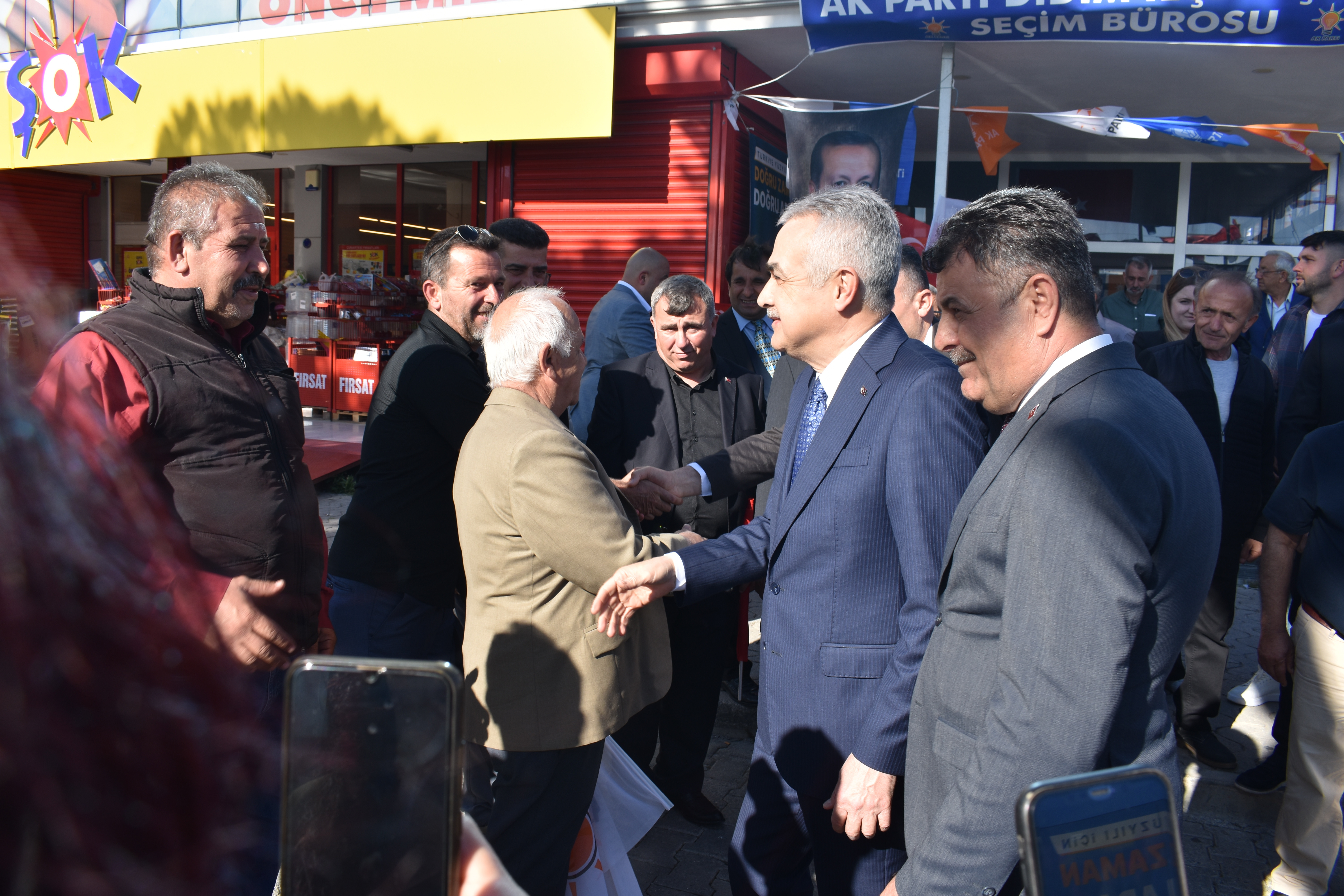 AK Parti Didim'deki bayramlaşmaya Mustafa Savaş da katıldı.